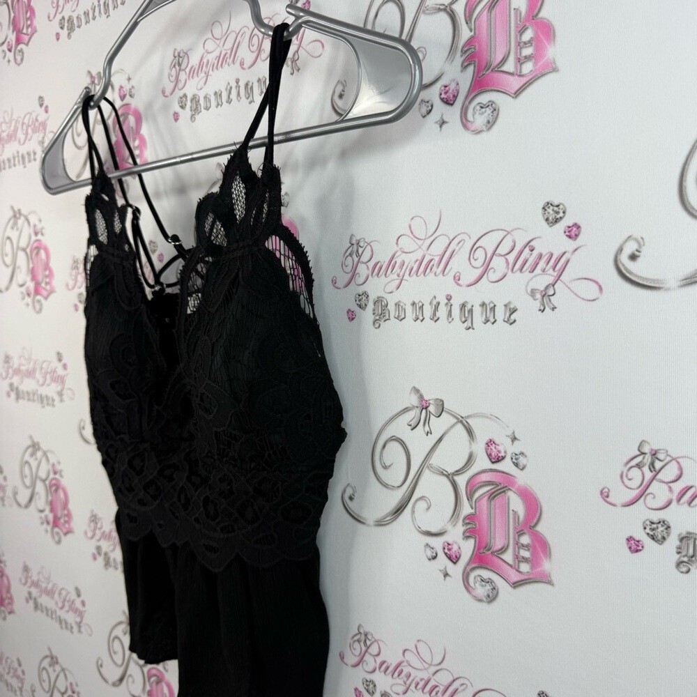 Ardene tank top cropped crochet lace floral detail Black Textured Lace Top - Picture 4 of 12